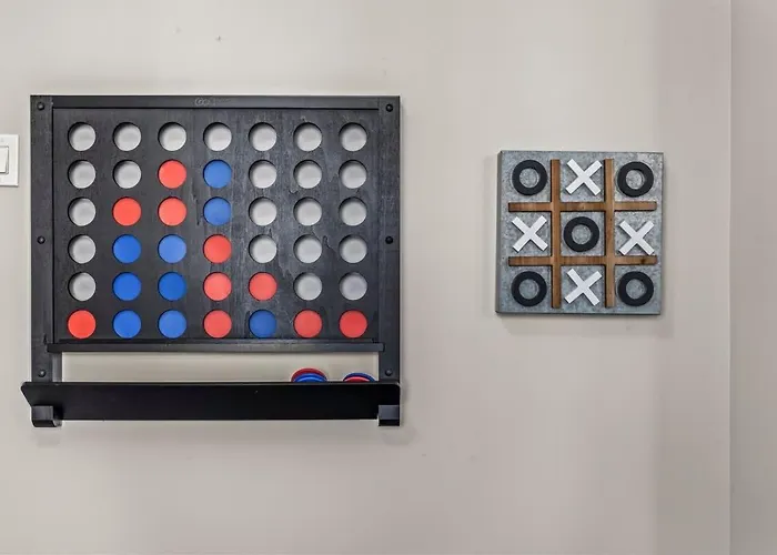 Colorful King Bed Apt Large Kitchen Game Room