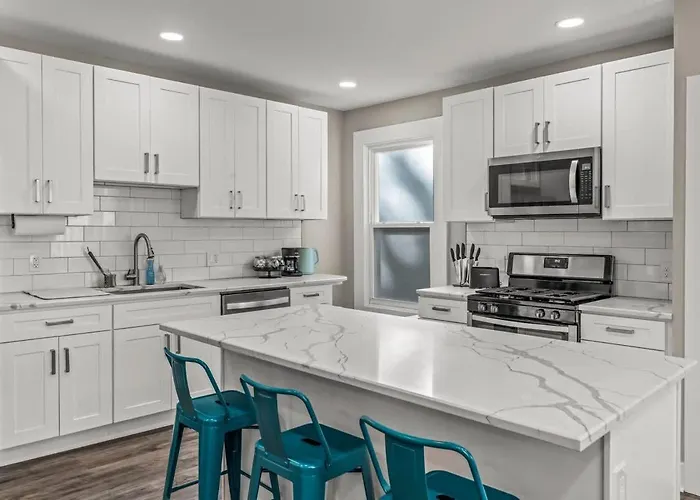 Colorful King Bed Apt Large Kitchen Game Room